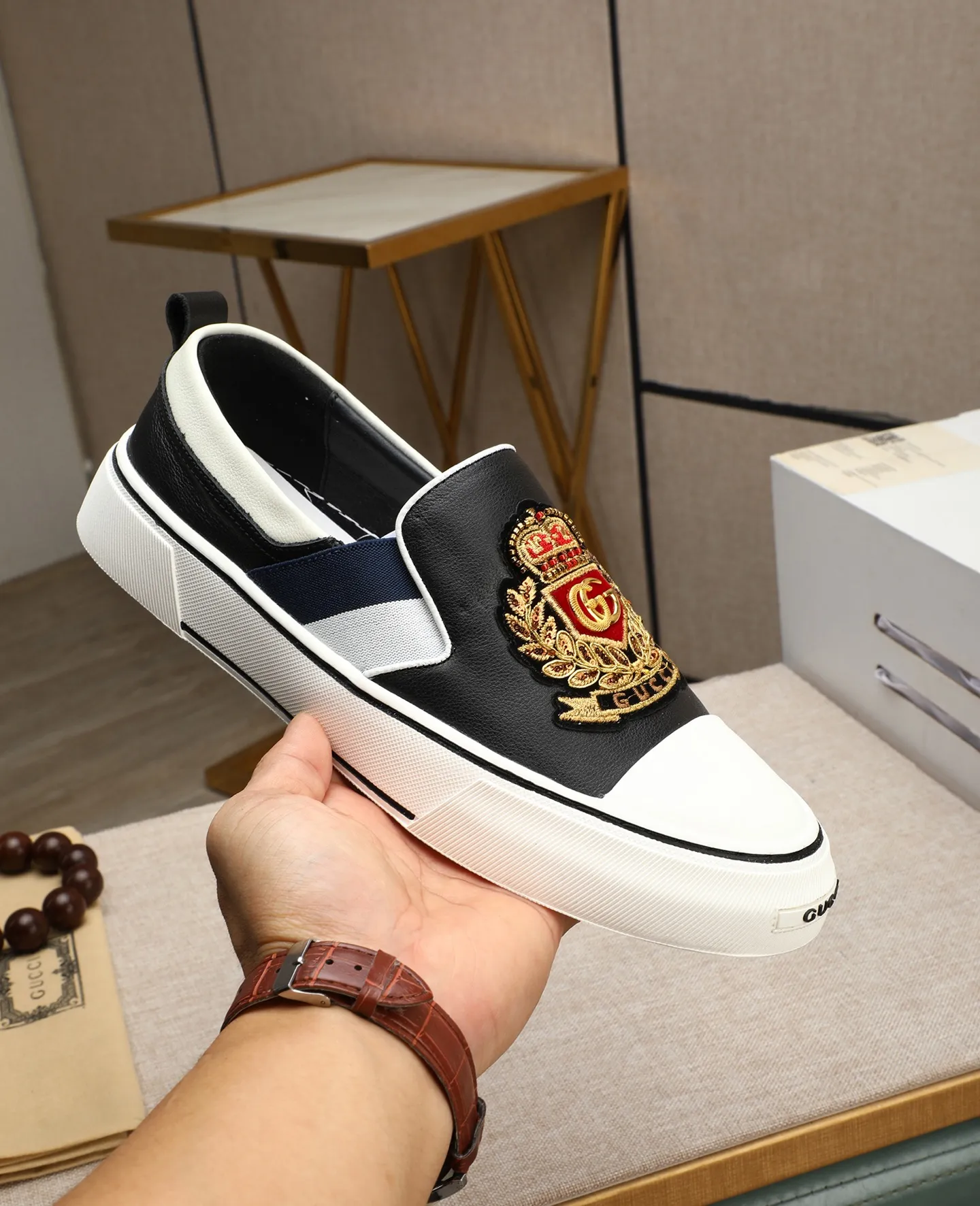 Men's shoes 💰460 GUCCI🔍🔍The latest models are on sale at the same time at the counter. Original calfskin imported from Italy, genuine leather lining, (high-end, extravagant, and classy) with exquisite workmanship. Soles: Original soles specially provided by the original factory. ⚠Exclusive double-layer movable molded soles are super comfortable⚠. Photos of the real thing🎬The real thing is even better🔍🔍"High quality·Follow the order" Code number 38-44